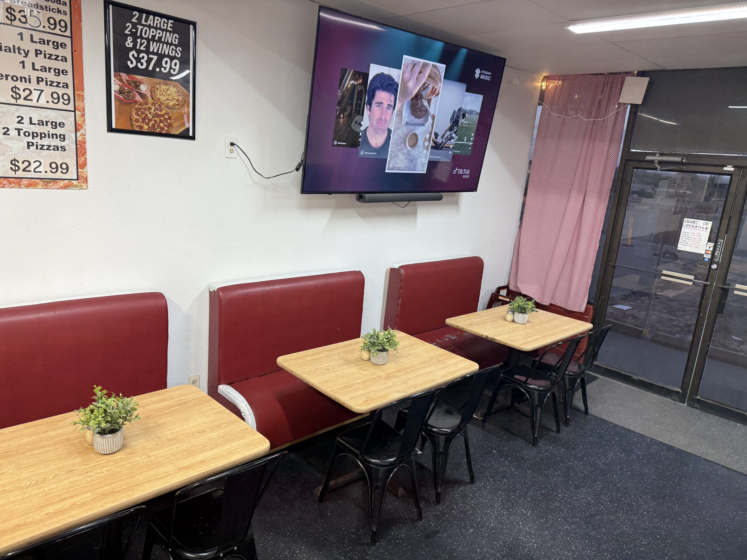 Road Runner Pizza & Wings restaurant photo 3